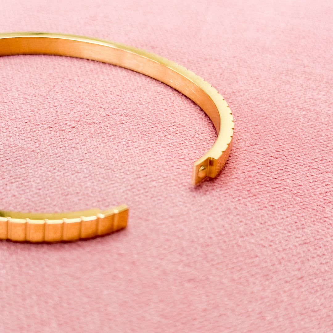 Calli - Gold Ribbed Hinge Bangle