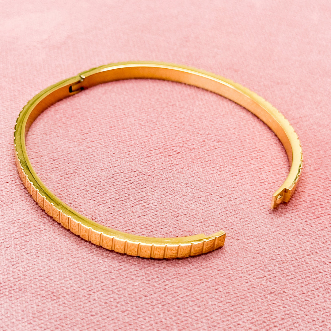Calli - Gold Ribbed Hinge Bangle