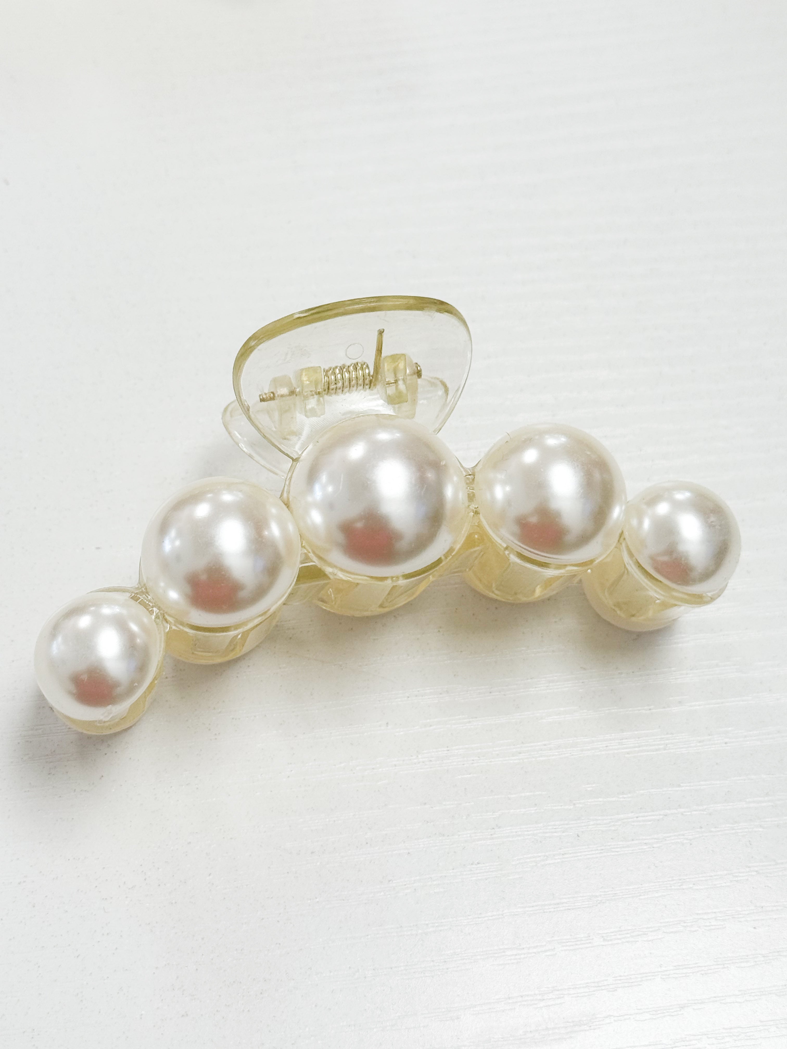 Crissy - 2.5" Pearl Acrylic Hair Claw Clip