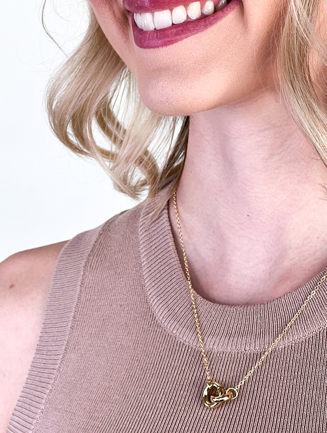 Chloe - Gold Interlocking Necklace