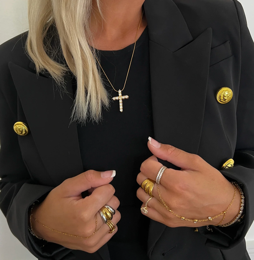 CHANSUTT - XL Diamond Cross Necklace