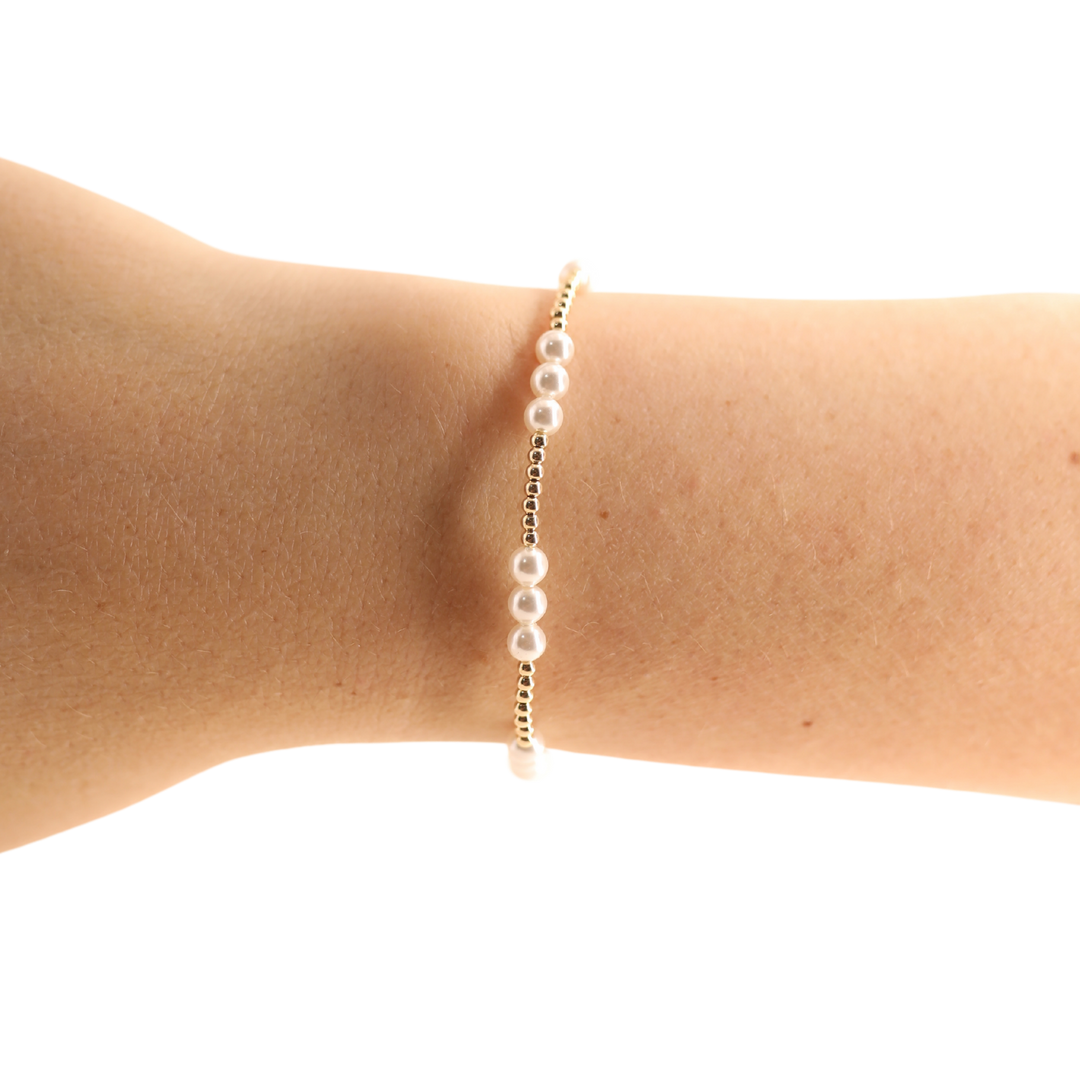 Beaded Blondes - ILY Pearl Bracelet in Gold - Extended