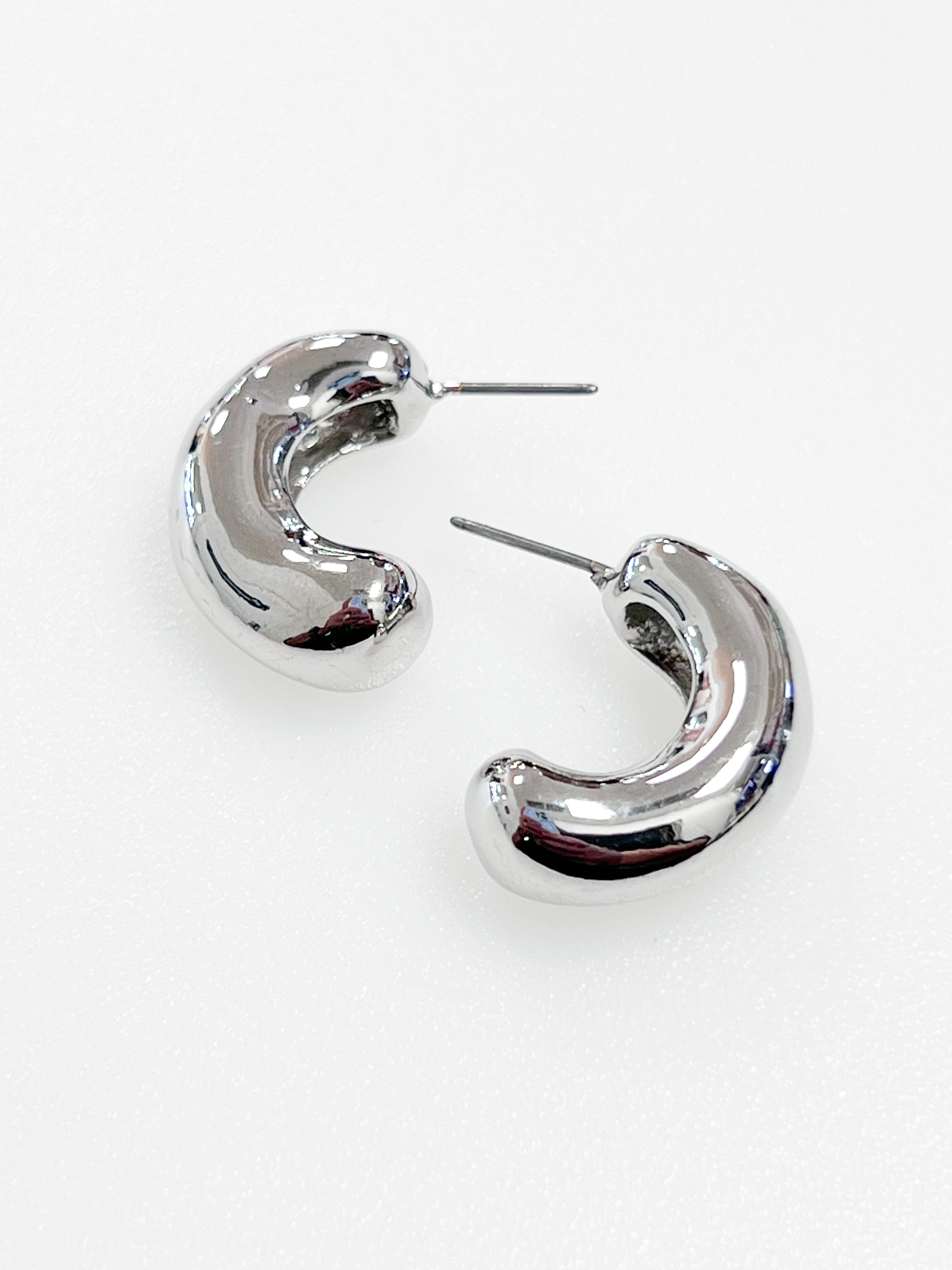 Lillian - Wavy Hoop Earrings (Silver)
