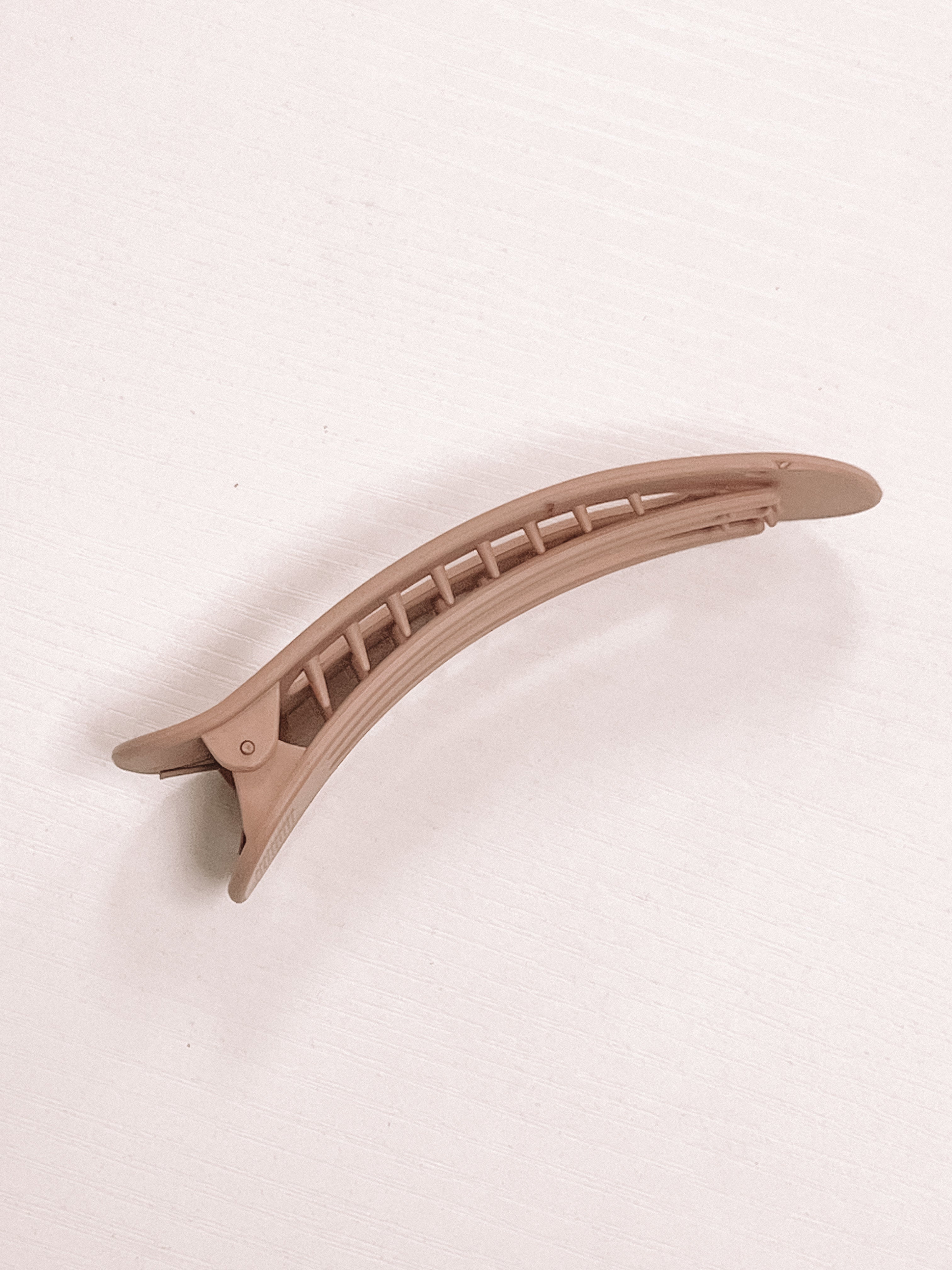 Dana - Flat Lay Claw Clip