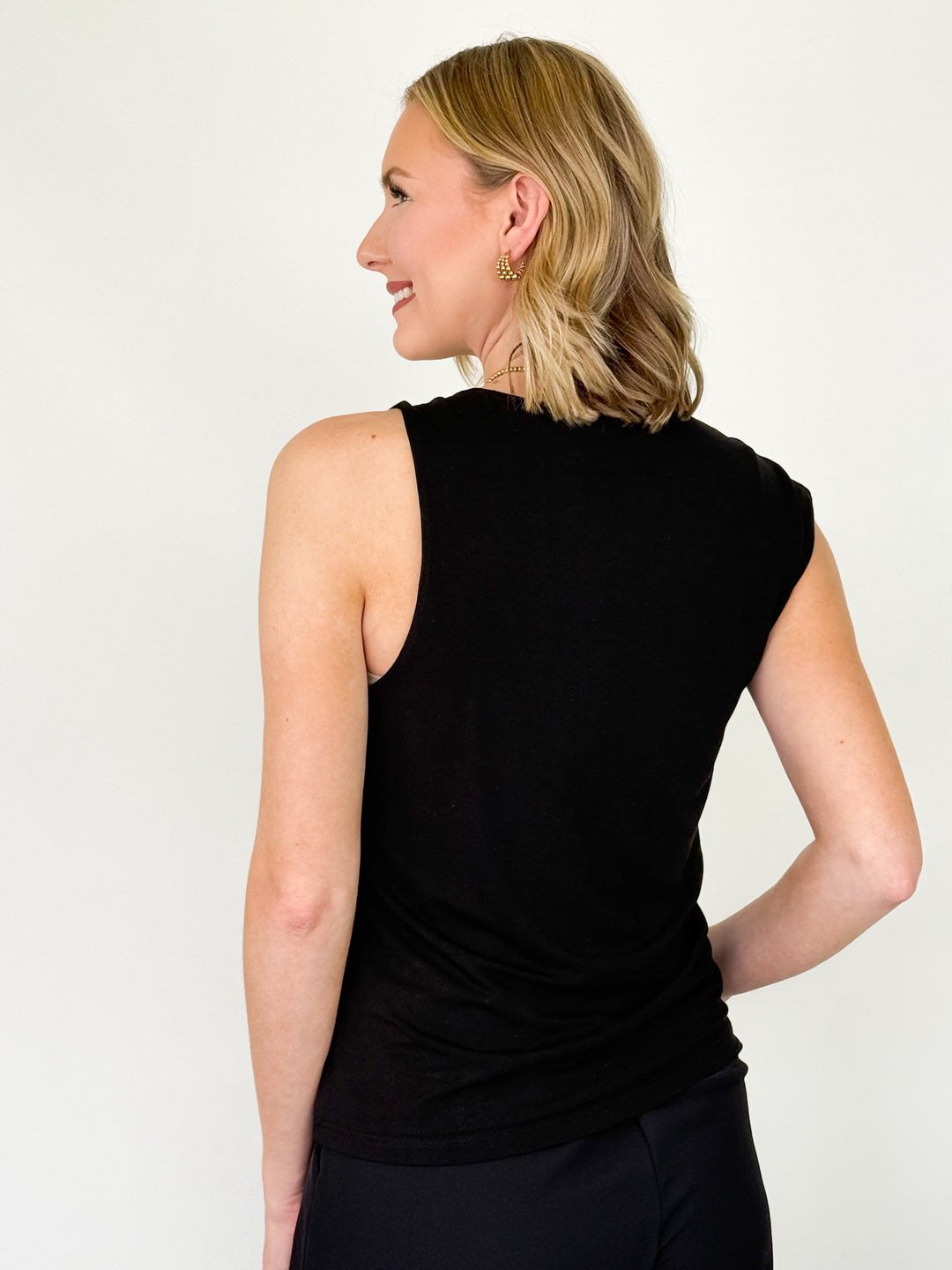 Conni - Sleeveless Fitted Top (Black)